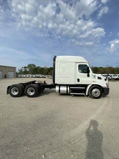 2016 Freightliner Sleeper Semi Truck