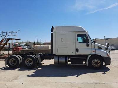 2016 Freightliner Sleeper Semi Truck