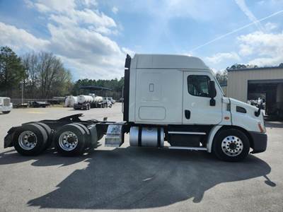 2016 Freightliner Sleeper Semi Truck