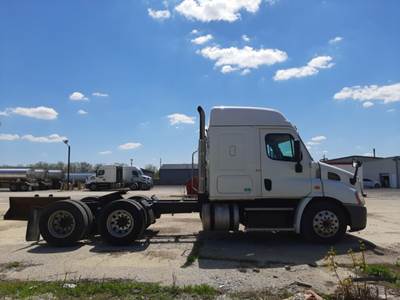 2016 Freightliner Sleeper Semi Truck
