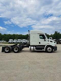 2016 Freightliner Sleeper Semi Truck