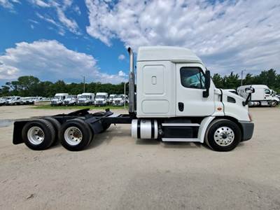 2016 Freightliner Sleeper Semi Truck