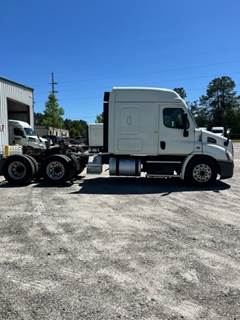 2016 Freightliner Sleeper Semi Truck