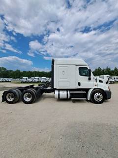 2016 Freightliner Sleeper Semi Truck
