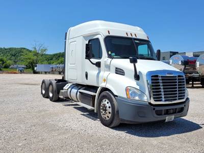 2016 Freightliner Sleeper Semi Truck