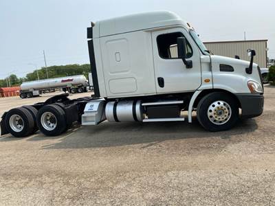 2016 Freightliner Sleeper Semi Truck
