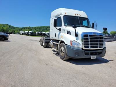 2016 Freightliner Sleeper Semi Truck