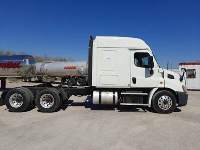 2016 Sleeper Semi Truck