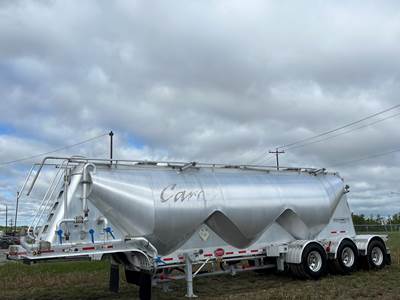 2014 MAC 1,250 Cubic ft Tri axle Trailer Dry Bulk / Pneumatic Aluminum Tank Trailer / Air operated safety handrails / Air lift axle
