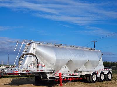 2013 MAC 1,500 Cubic ft / 42.5 M3 / Dry Bulk Pneumatic Tri Axle Aluminum Tank Trailer / Automatic Air Operated Handrails