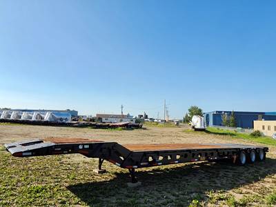 2007 Doepker 47 Ton Scissorneck / Folding Neck Tri Axle / 9 ft Wide Trailer