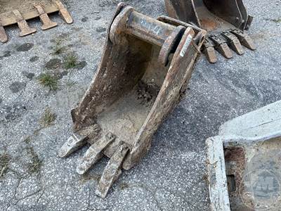 14â€ Bucket W/ Teeth, Â