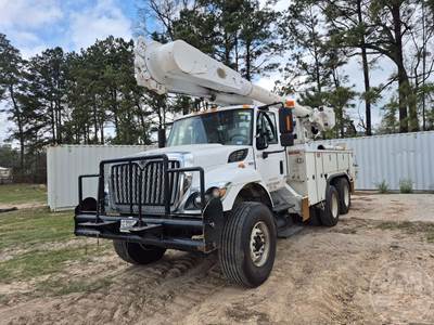 International 7400 Boom / Bucket Truck