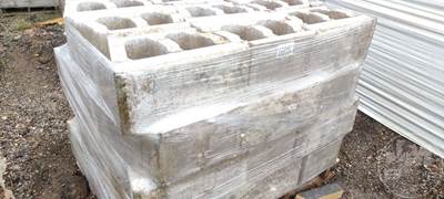 (36) Decorative Concrete Retaining Wall Blocks