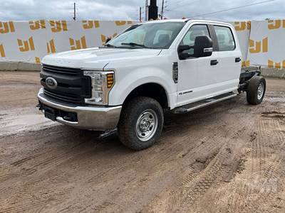 Ford F-250 XL Cab & Chassis Truck
