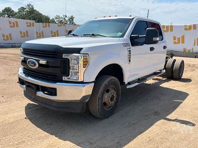 Ford F-350 XL Cab & Chassis Truck