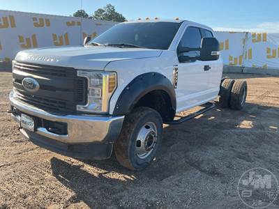 Ford F-350 XL Cab & Chassis Truck