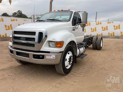 Ford F-750 XL Cab & Chassis Truck