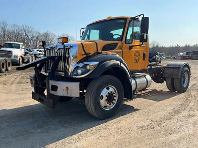 International 7400 Cab & Chassis Truck