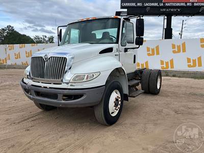 International MA025 Cab & Chassis Truck