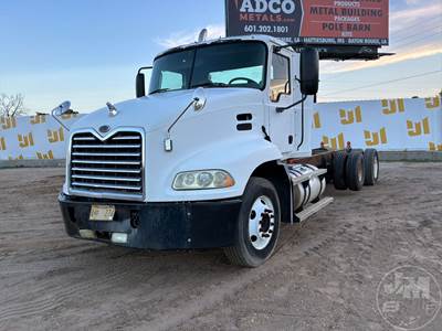 Mack CX612 (VISION) Cab & Chassis Truck