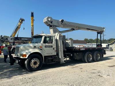 International F4900 Crane Truck