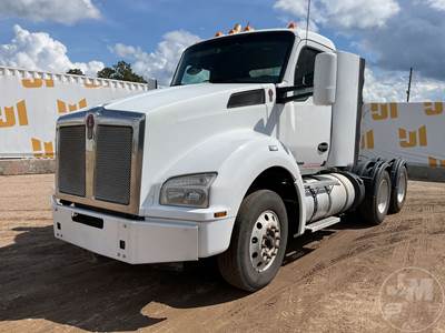 Kenworth T880 Day Cab Truck