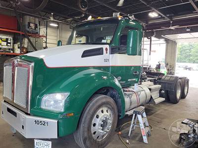 Kenworth T880 Day Cab Truck