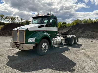 Kenworth T880 Day Cab Truck