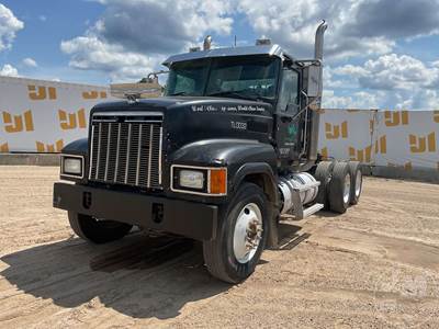 Mack CHU (PINNACLE) Day Cab Truck