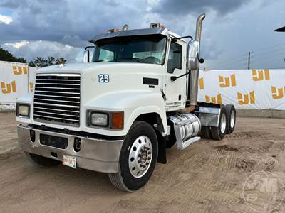 Mack CHU (PINNACLE) Day Cab Truck