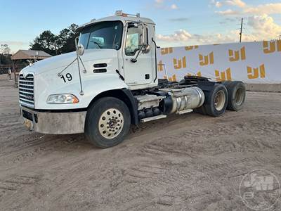Mack Pinnacle CXU613 Day Cab Truck