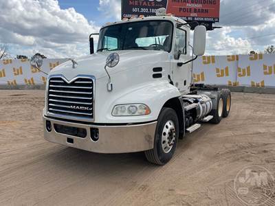 Mack Pinnacle CXU613 Day Cab Truck