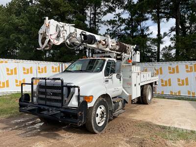 Ford F-750 XL Truck-Mounted Digger Derrick