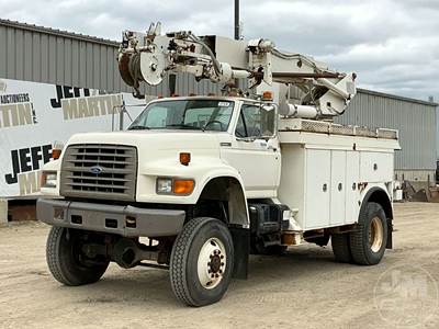Ford F-800 Tracked Digger Derrick