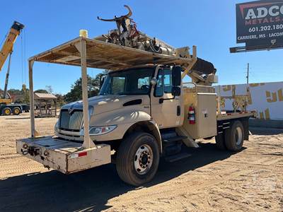 International 4400 SBA Tracked Digger Derrick