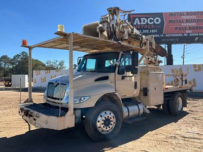 International 4400 SBA Tracked Digger Derrick