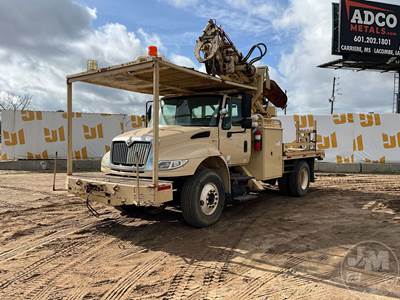 International 4400 SBA Tracked Digger Derrick