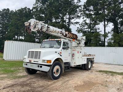 International 4700 Tracked Digger Derrick