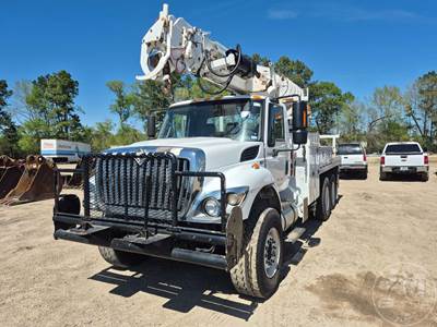 International 7400 Tracked Digger Derrick