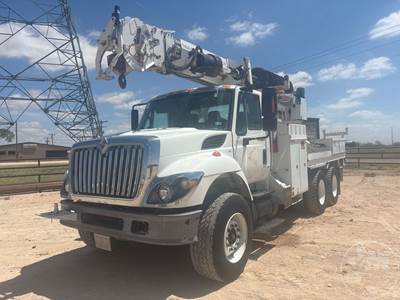 International 7400 Tracked Digger Derrick