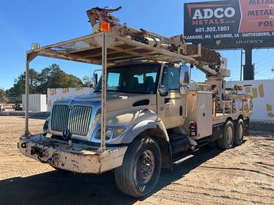 International 7400 SFA Tracked Digger Derrick