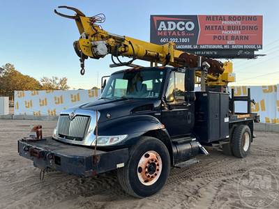 International MA025 Tracked Digger Derrick