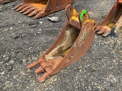 Caterpillar 12" TBK Tooth Bucket Excavator Attachment, 45 mm Pin