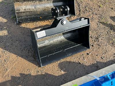 Unused FUTURE 24" Hydraulic Tilt Bucket to Fit Mini Excavator, 25 mm Pin
