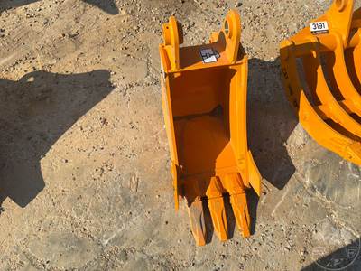 Unused GIYI 12" Bucket with Teeth to Fit CAT 305