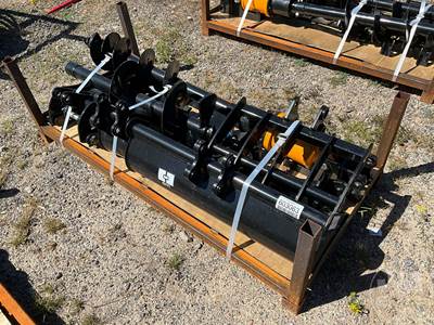Unused Lot of 8 GIYI Excavator Attachments, 25 mm Pin, Rake/Ripper/Grabber & Buckets