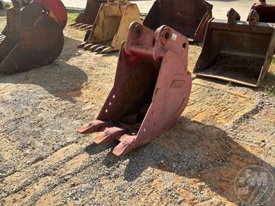 Used Hendrix 24HD 24" Excavator Bucket with Teeth, 65 mm Pin, Fits LS2650CTT