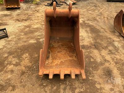 Hensley 36" Digging Bucket with Teeth, 80 mm Pin Excavator Attachment