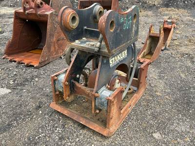 Stanley HSX22 Hydraulic Plate Compactor Excavator Attachment, 90 mm Pin